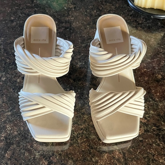 Dolce Vita Pilton Light Cream Soft-Volume Slide Block-Heel Dress Sandals - Picture 3 of 7